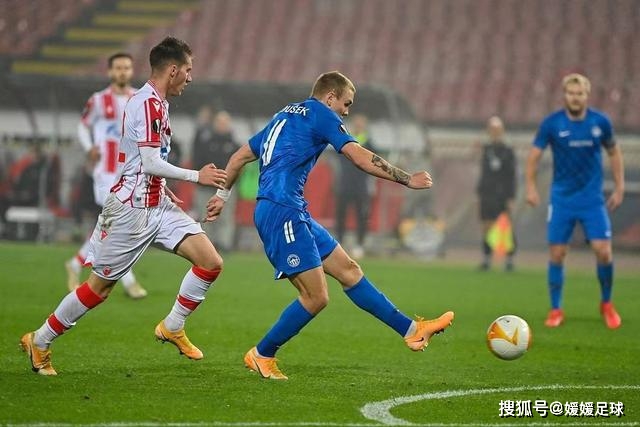 库里在练习赛中疑似受伤，已回更衣室休息